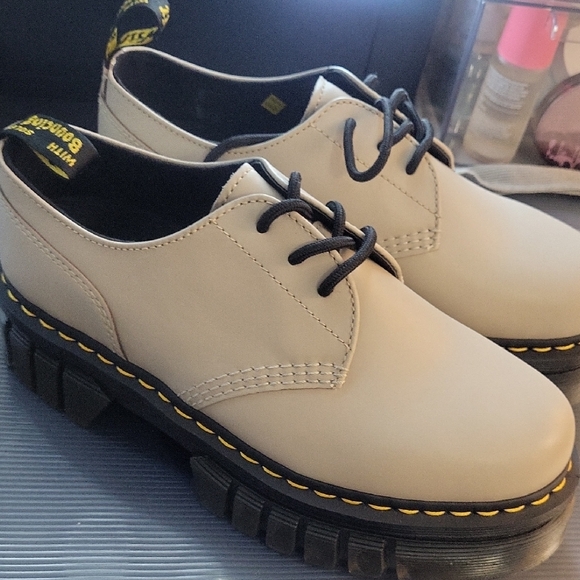 Dr. Martens Beige Leather Shoes with Black Accents - Picture 1 of 6